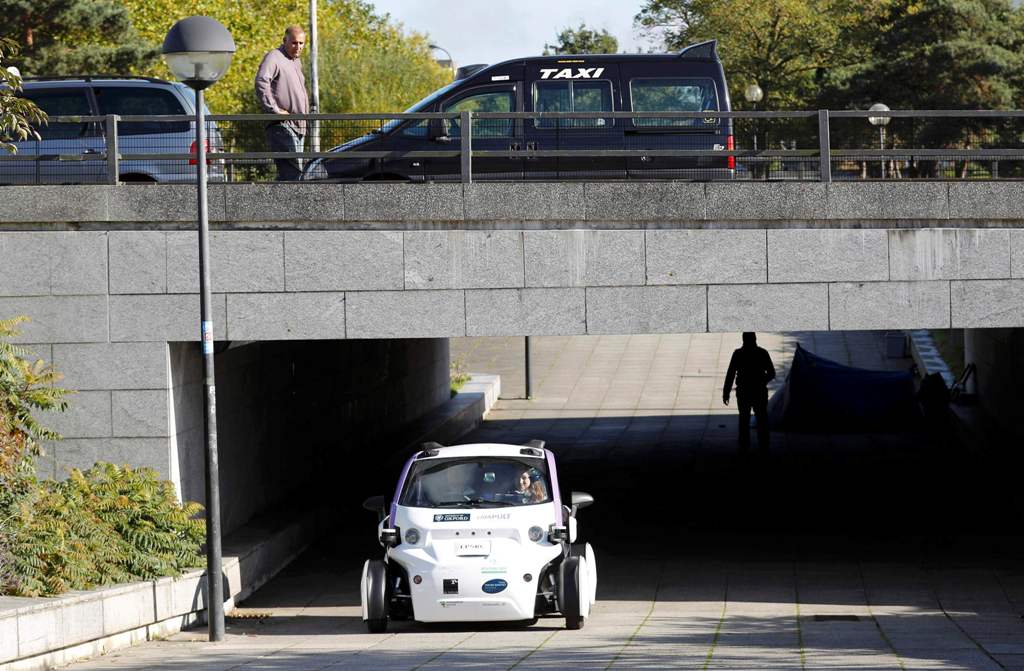 A taxi driver watches as a driverless pod is tested in Milton Keynes, Britain, October 11, 2016. REUTERS/Darren Staples
