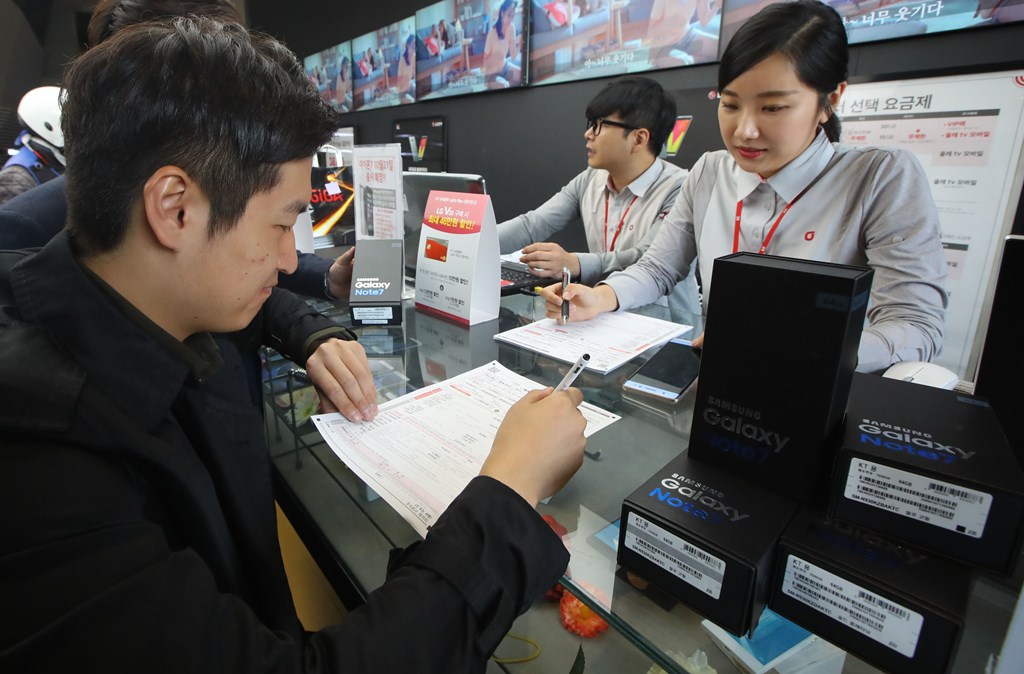 Customers return their Samsung Note 7 mobile phones at a dealership in Seoul on October 13, 2016. AFP / YONHAP / Yonhap / South Korea Out