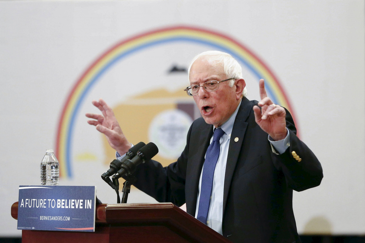 Bernie Sanders holds a town hall event at the Navajo Nation casino in Flagstaff Arizona, March 17, 2016. (REUTERS / Nancy Wiechec)