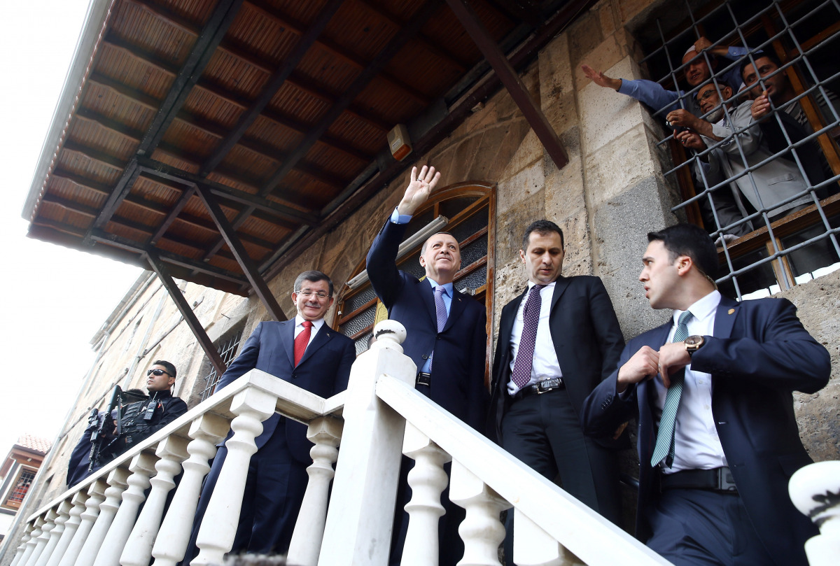 Turkish President Tayyip Erdogan (C) greets his supporters as he leaves a mosque after Friday prayers in Konya, Turkey, October 14, 2016. (Yasin Bulbul/Courtesy of Presidential Palace/Reuters)