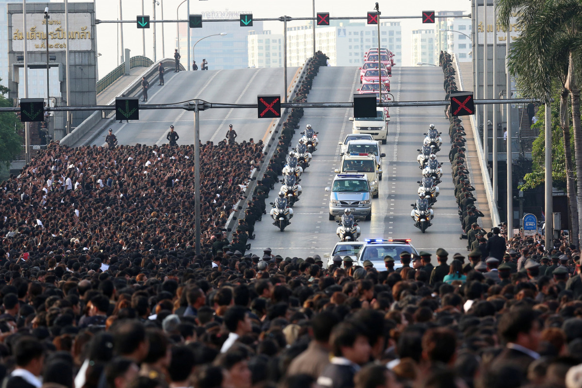 A motorcade carrying the body of Thailand's late King Bhumibol Adulyadej makes its way from the hospital to the the Grand Palace in Bangkok, Thailand October 14, 2016. (Dailynews/via Reuters)