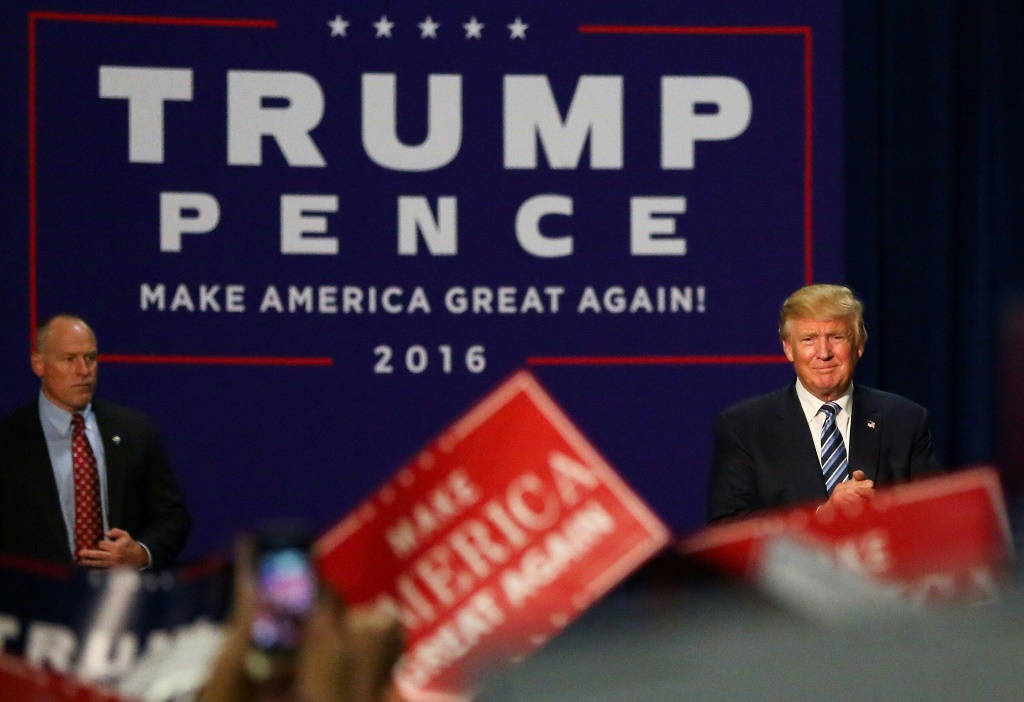Republican Presidential Nominee Donald Trump (R) addresses the crowd at his rally at the Convention Center in Charlotte, North Carolina on October 14, 2016. AFP / Logan Cyrus
