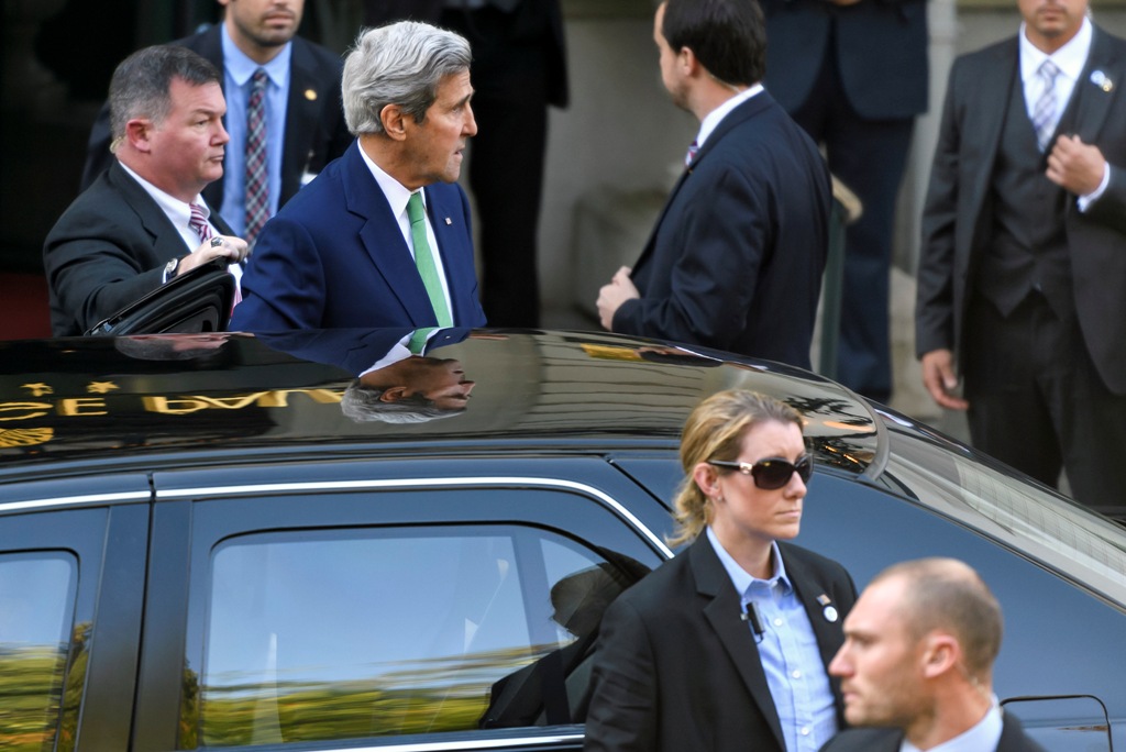 US Secretary of State John Kerry (Top L) arrives on October 16, 2016 in Lausanne to meet with his Russian counterpart in a bid to ease the bloodshed in Syria. / AFP / FABRICE COFFRINI
