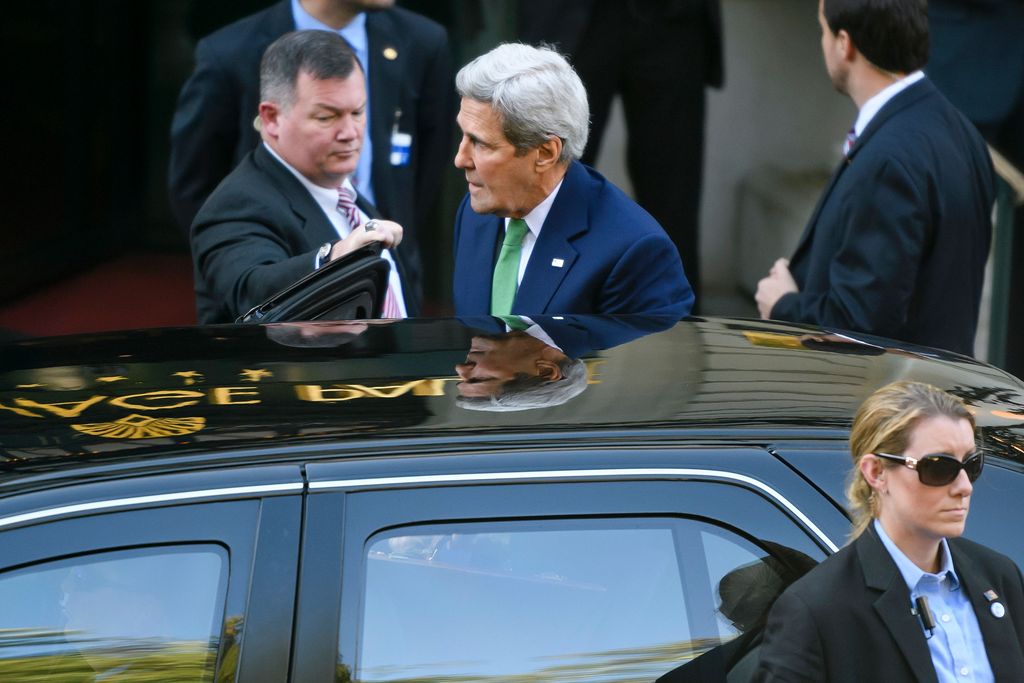 US Secretary of State John Kerry (top-C) arrives on October 15, 2016 in Lausanne to meet with his Russian counterpart in a bid to ease the bloodshed in Syria.  AFP / FABRICE COFFRINI