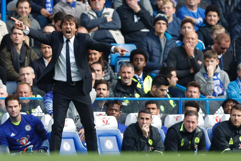 Chelsea's Italian head coach Antonio Conte gestures on the touchline during the English Premier League football match between Chelsea and Leicester City at Stamford Bridge in London on October 15, 2016.  AFP / Adrian DENNIS