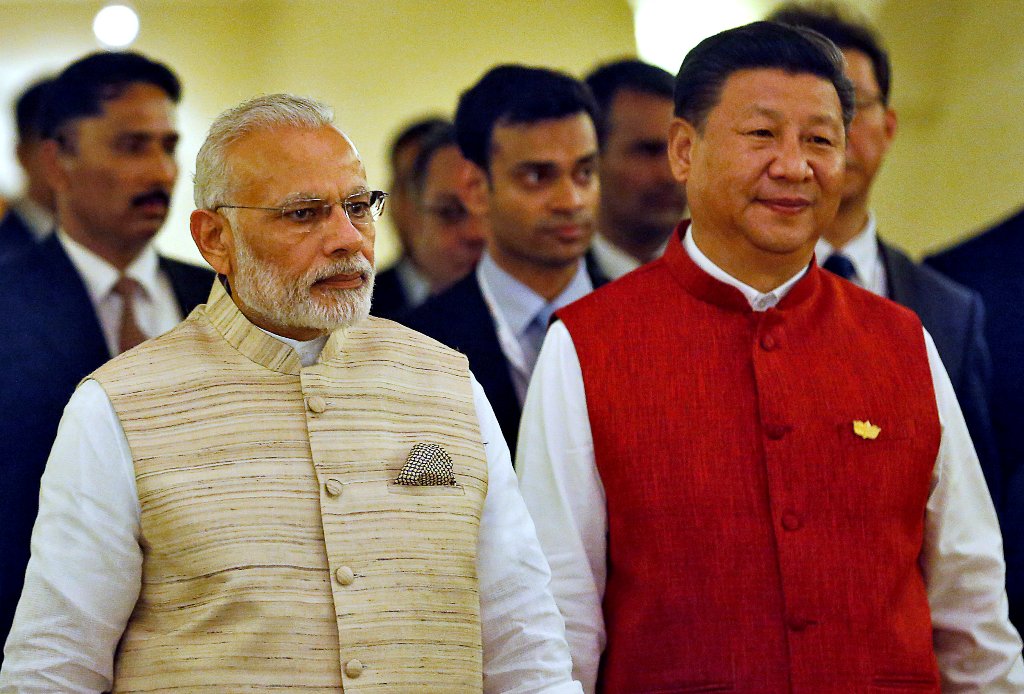 Indian Prime Minister Narendra Modi (L) and Chinese President Xi Jinping arrive for a photo opportunity ahead of BRICS (Brazil, Russia, India, China and South Africa) Summit in Benaulim, in the western state of Goa, India, October 15, 2016. REUTERS/Danish