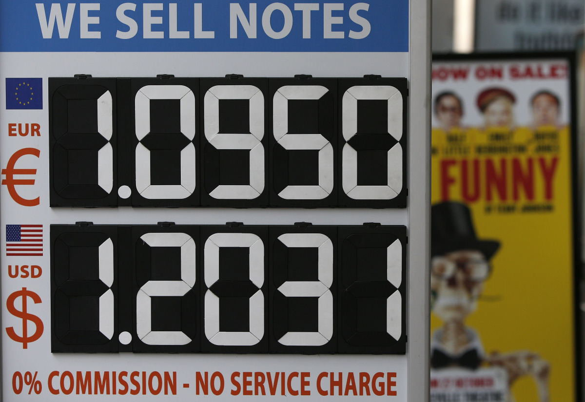 A board diplaying the price of Euro and US dollars against British pound Sterling is pictured outside a currency exchange store in central London on October 13, 2016. (AFP / Adrian DENNIS)