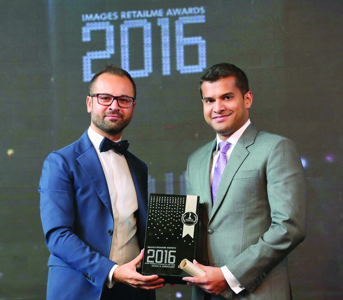 Salish Mathew (right), Head – Branding & Marketing, Malabar Gold & Diamonds receiving Images RetailME Awards 2016 from Luca Cappuccitti of Design International at the event held in Dubai.