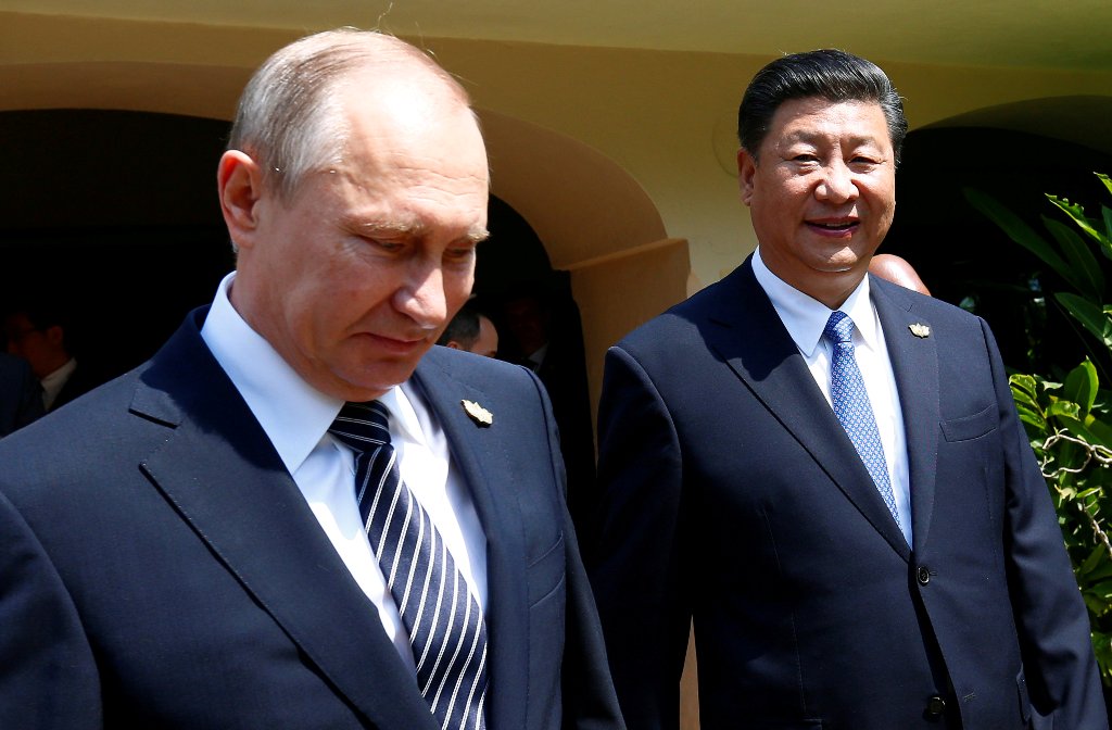 Russian President Vladimir Putin (L) and Chinese President Xi Jinping arrive for a group picture during BRICS (Brazil, Russia, India, China and South Africa) Summit in Benaulim, in the western state of Goa, India, October 16, 2016. REUTERS/Danish Siddiqui
