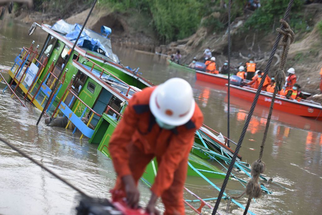 Rescue personnel from the Myanmar Fire Services Department refloat a ferry which sank in the Chindwin River in the Sagaing region on October 19, 2016.  AFP / STR