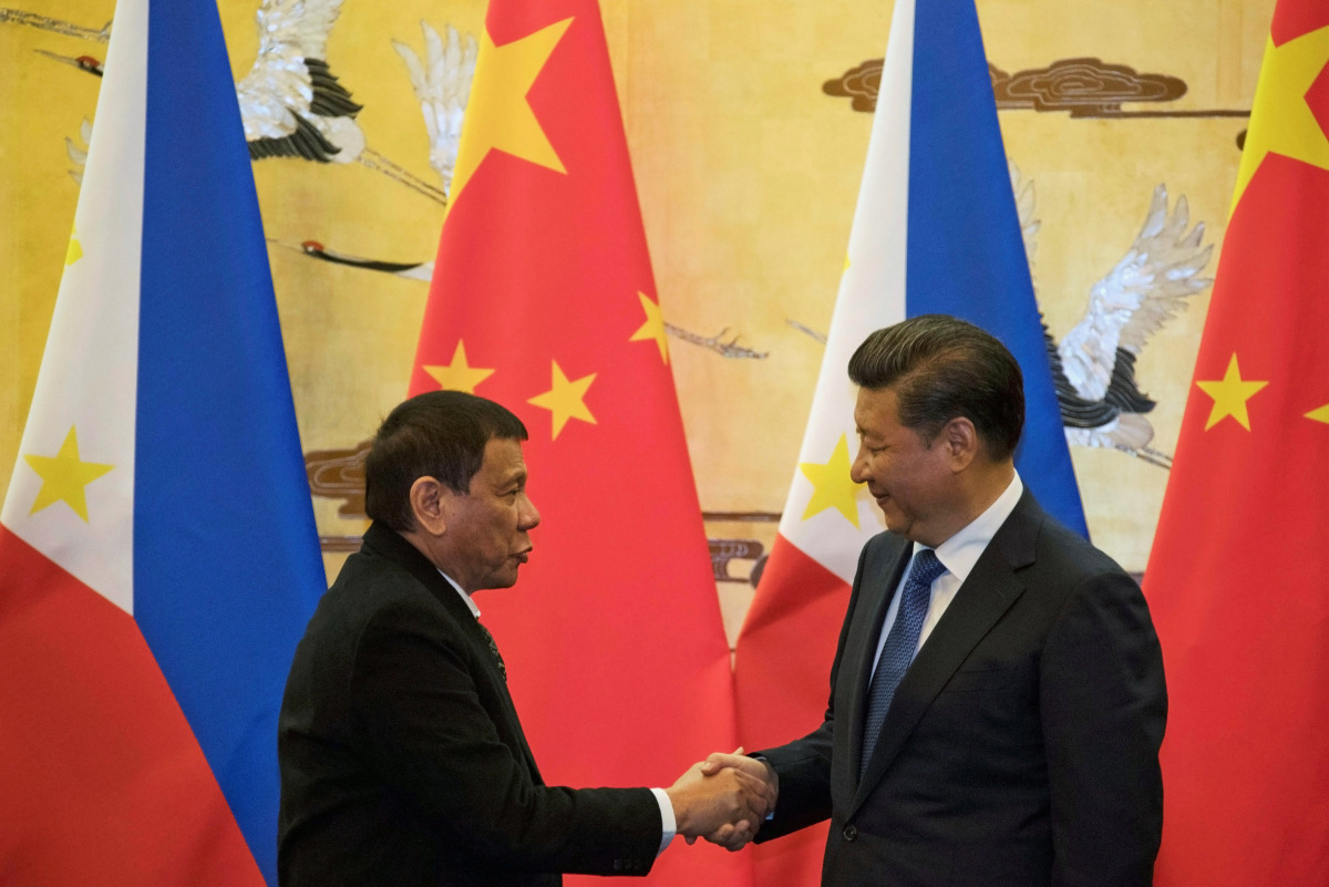 Philippines President Rodrigo Duterte (L) and Chinese President Xi Jinping shake hands after a signing ceremony held in Beijing, China October 20, 2016. (REUTERS/Ng Han Guan)