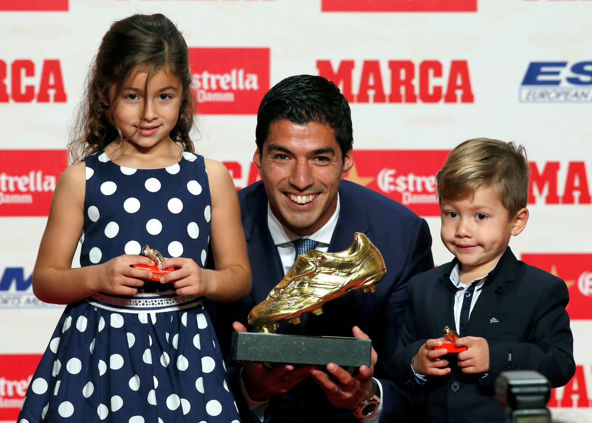 Barcelona's striker Luis Suarez, his daughter Delfina and son Benjamin, pose with his 2016 European Golden Shoe soccer trophy, which is awarded to the top goalscorer in Europe's domestic leagues, during an awards ceremony in Barcelona, Spain October 20, 2