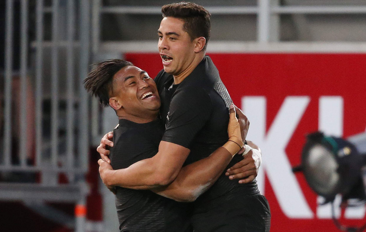 New Zealand's Anton Lienert-Brown (R) celebrates his try with teammate Julian Savea during the third rugby Bledisloe Cup Test between the New Zealand All Blacks and Australia at Eden Park in Auckland on October 22, 2016. / AFP / MICHAEL BRADLEY
