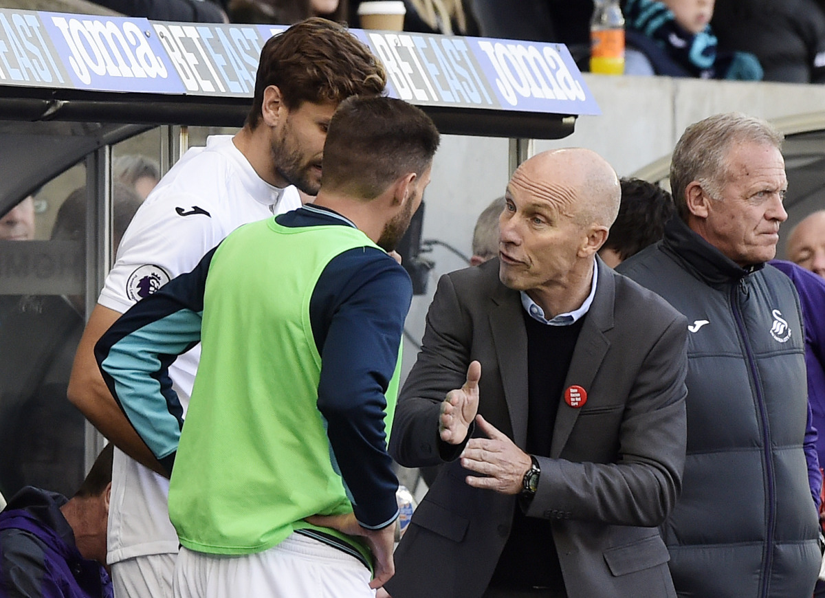 Swansea City's Fernando Llorente speaks to Swansea City manager Bob Bradley before coming on as a substitute. (Reuters / Rebecca Naden)