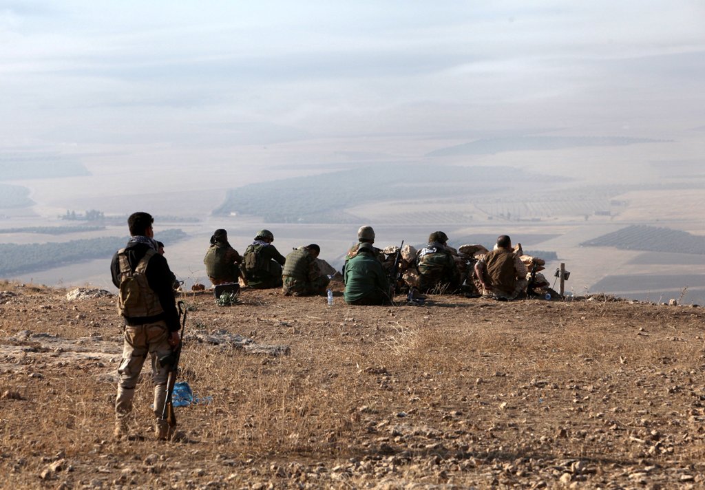 Kurdish peshmerga fighters take their position during an operation to attack Islamic State militants in the town of Naweran near Mosul, October 23, 2016. REUTERS/Azad Lashkari