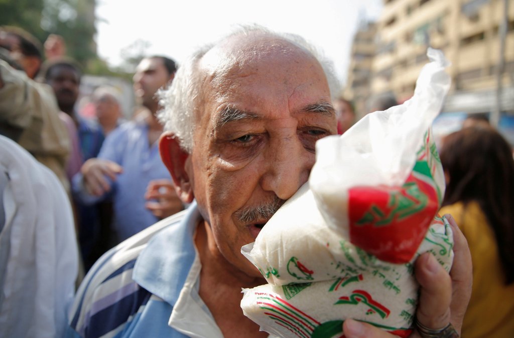 A man carries subsidized sugar after buying it from a government truck during a sugar shortage in retail stores across the country in Cairo, Egypt, October 14, 2016. Picture taken October 14, 2016. REUTERS/Amr Abdallah Dalsh