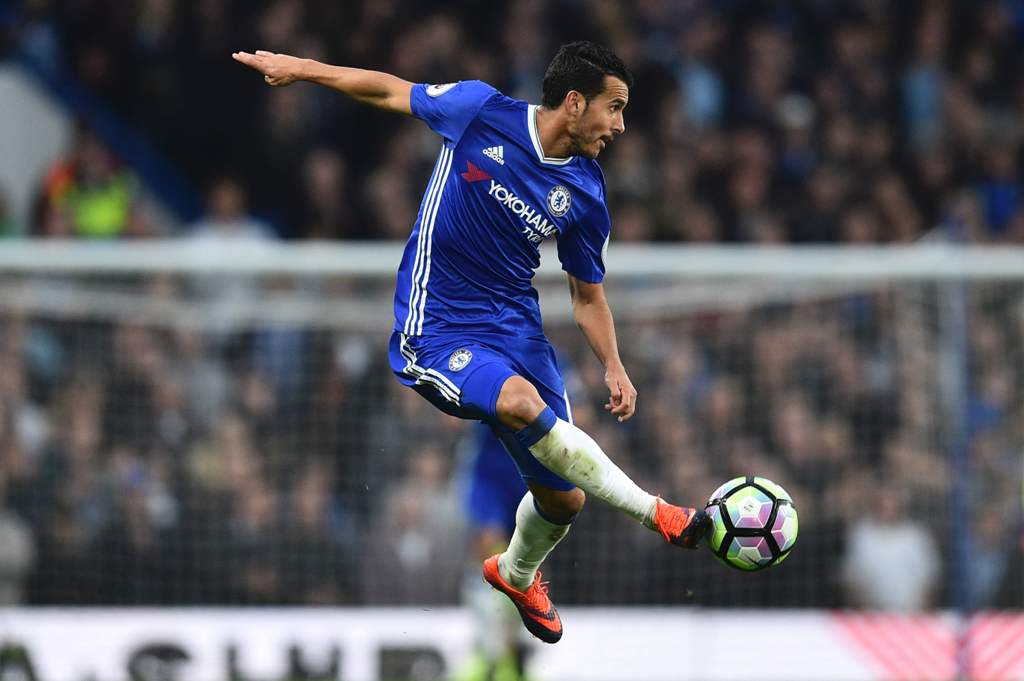 Chelsea's Spanish midfielder Pedro controls the ball during the English Premier League football match between Chelsea and Manchester United at Stamford Bridge in London on October 23, 2016. RESTRICTED TO EDITORIAL USE.  AFP / GLYN KIRK 