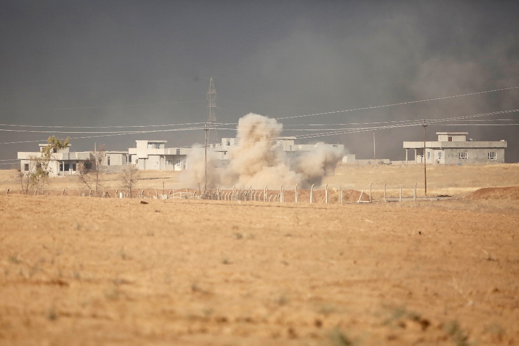 Even as Iraqi Kurdish Regional Government's peshmerga forces attack to capture Tizxirab Village of Bashiqa district, IS targets increase their area of control near border with Syria and Jordan. Yunus Kele? / Anadolu Agency
