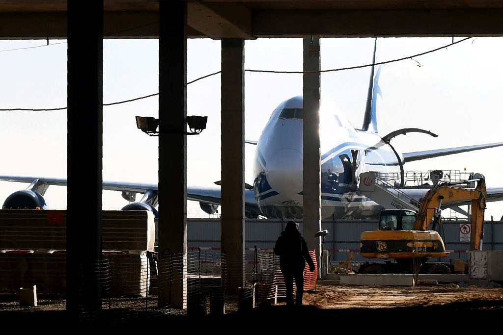 A picture taken on October 25, 2016 shows the construction site of a new cargo complex at Moscow?s Sheremetyevo airport as part of preparations for the 2018 FIFA World Cup. / AFP / Vasily MAXIMOV
