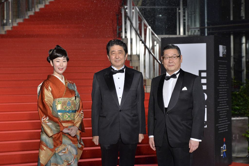 Prime Minister of Japan, Shinzo Abe (C) attends the red carpet of the Opening Ceremony of the 29th Tokyo International Film Festival at Roppongi Hills in Tokyo, Japan on October 25, 2016. (David Mareuil - Anadolu Agency)
