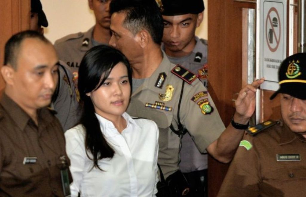 Indonesian murder suspect Jessica Kumala Wongso (C) enters the courtroom. (AFP/Bay Ismoyo)