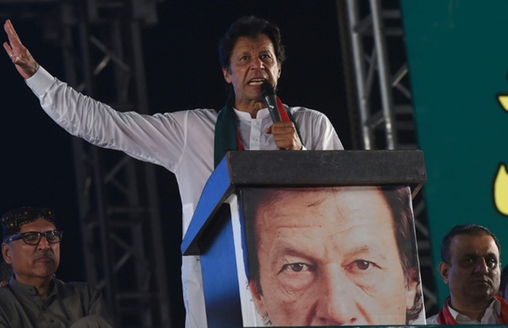 Pakistani cricketer-turned-opposition leader Imran Khan speaks during a public meeting of supporters in Raiwind, some 40 kilometers from Lahore, on September 30, 2016 ©Arif Ali (AFP/File)