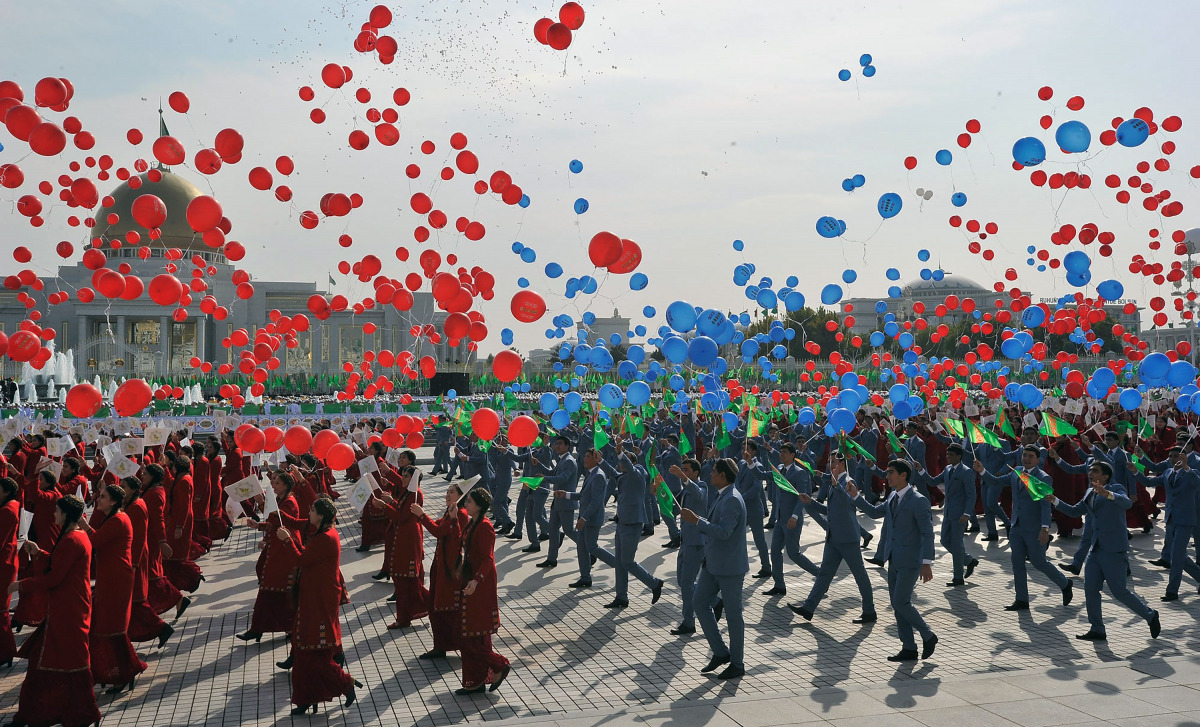 Participants release balloons as they parade in central Ashgabat on October 27, 2016, at the 25th anniversary of Turkmenistan's independence. (AFP / Igor SASIN)