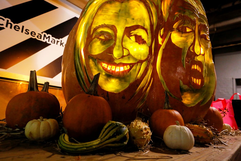 A giant pumpkin created by Master Carver Hugh McMahon with the faces of 2016 Democratic nominee Hillary Clinton and Republican presidential nominee Donald Trump is displayed at Chelsea Market in New York, U.S., October 28, 2016. REUTERS/Eduardo Munoz