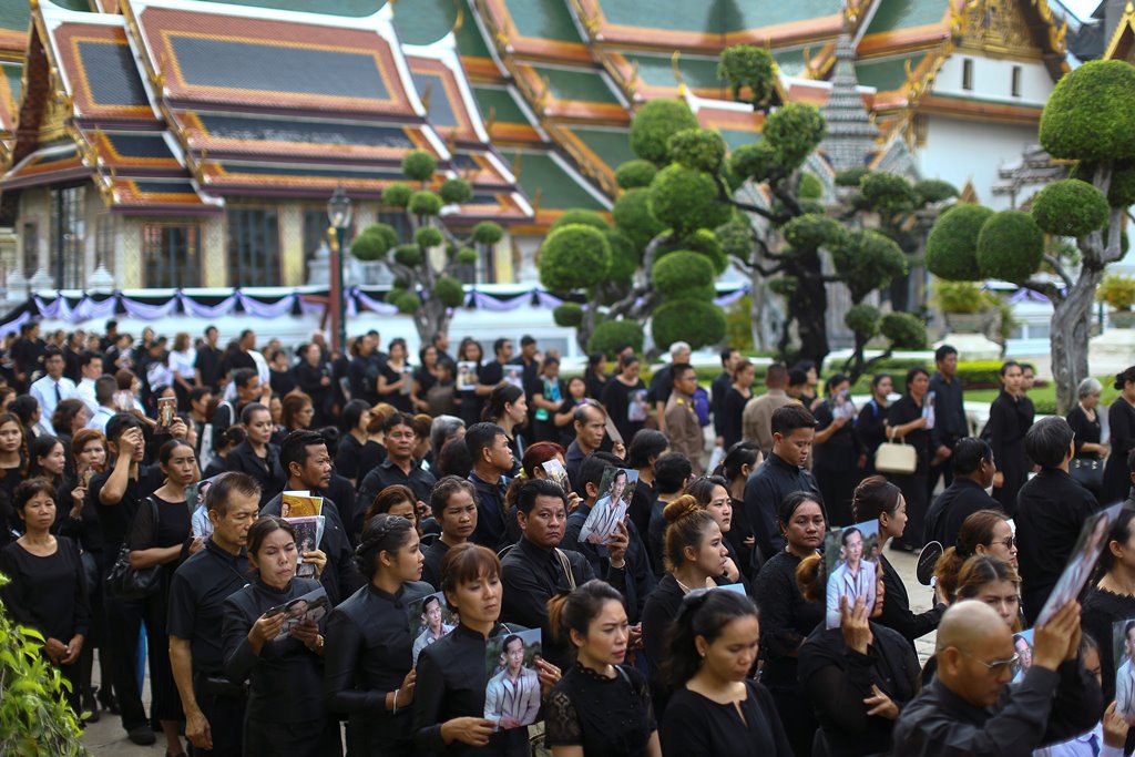 Mourners walk in line to enter the Throne Hall at the Grand Palace for the first time to pay respects to the body of Thailand's late King Bhumibol Adulyadej that is kept in a golden urn in Bangkok, Thailand, October 29, 2016. Reuters/Athit Perawongmetha
