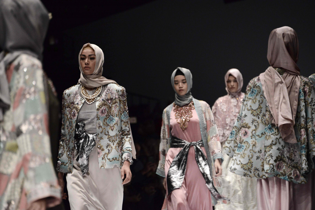 Models present creations by Indonesian designer Anniesa Hasibuan during Jakarta Fashion Week in Jakarta on October 28, 2016. (AFP / GOH CHAI HIN)