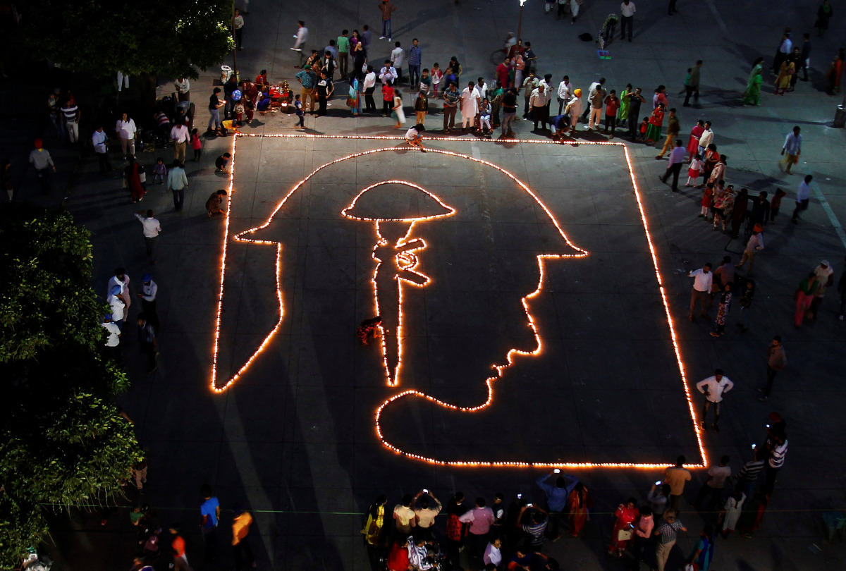 People light lamps arranged to form a tribute to fallen soldiers of the Indian Army, on the eve of Diwali, the Hindu festival of lights, in Chandigarh, India, October 29, 2016. REUTERS/Ajay Verma