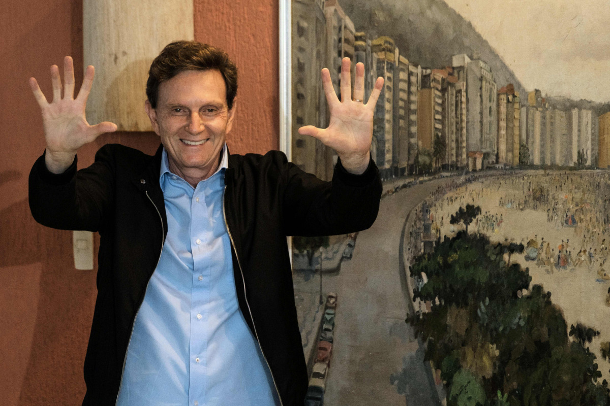 Rio de Janeiro's mayoral candidate for the Brazilian Republican Party (PRB) Marcelo Crivella gestures after casting his vote at a polling station during the municipal election runoff in Rio de Janeiro, Brazil, on October 30, 2016. (AFP / YASUYOSHI CHIBA) 