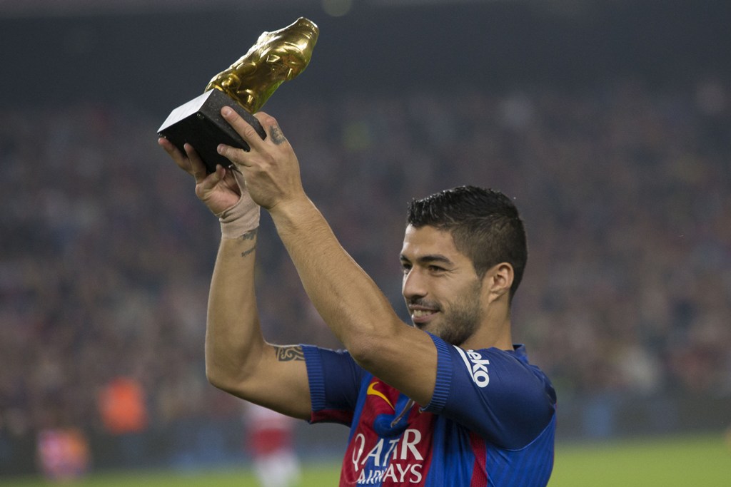 Luis Suarez (C) of Barcelona pose for a photo with his European Golden Boot during the La Liga soccer match between FC Barcelona and Granada CF at Camp Nou Stadium in Barcelona, Spain on October 29, 2016 ( Albert Llop - Anadolu Agency )
