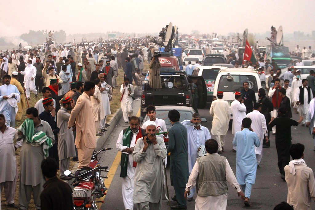 Supporter of the opposition party of Pakistan Tehreek Insaaf (Movement for Justice) of Imran Khan clash with security forces in the town of Swabi in the northwestern Khyber Pakhtunkhwa province, Pakistan, on October 31, 2016. (Muhammad Asad / Anadolu Agen