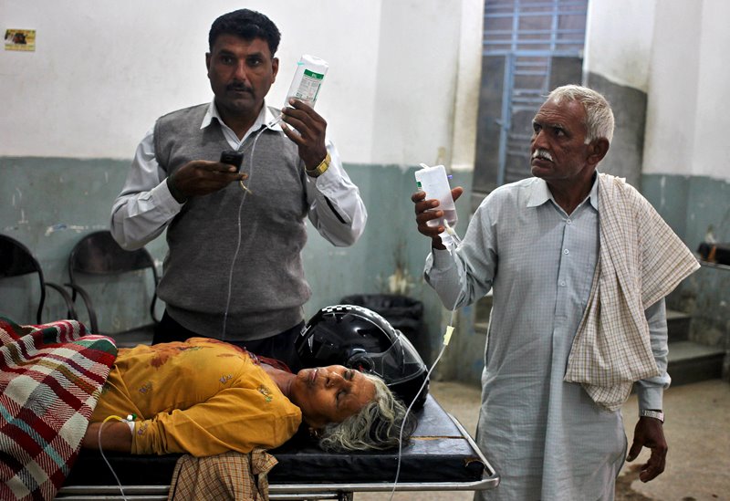 A woman, who according to local media was wounded in a shelling attack at the international border with Pakistan, is pictured inside a government hospital in Jammu, November 1, 2016. Reuters/Mukesh Gupta 
