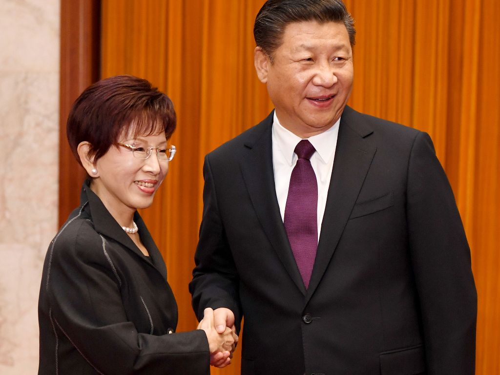 Chinese President Xi Jinping (R) shakes hands with Taiwan's opposition Kuomintang leader Hung Hsiu-chu at the Great Hall of the People in Beijing on November 1, 2016.  AFP / STR
