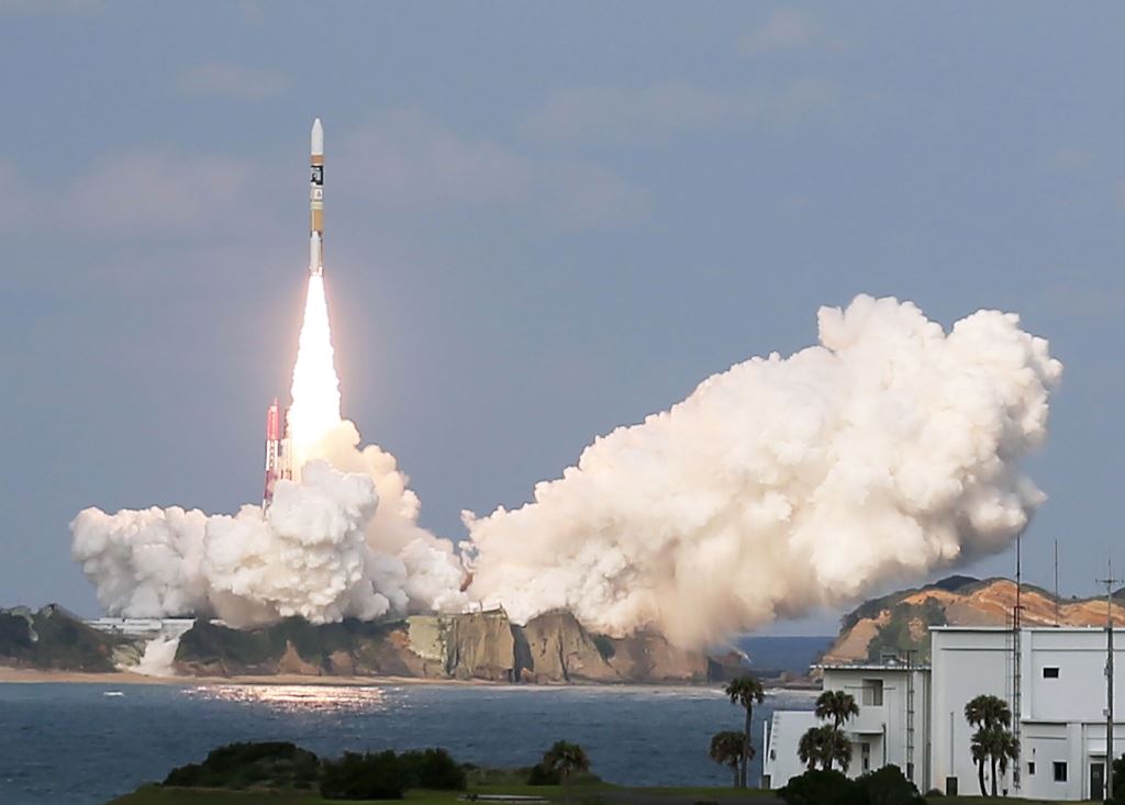 Japan's H-2A rocket, carrying a Himawari-9 weather satellite, is launched at the Tanegashima Space Center in Tanegashima Island in Kagoshima Prefecture on November 2, 2016. AFP / JIJI PRESS 