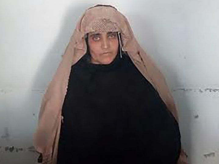 In this handout photograph released by Pakistan's Federal Investigation Agency (FIA) on October 26, 2016, Afghan Sharbat Gula, the 'Afghan Girl' who appeared on the cover of a 1985 edition of National Geographic magazine, waits ahead of a court hearing in
