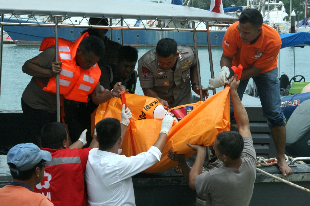 Officers evacuate the dead body of Indonesian migrant workers as a speedboat from Malaysia sank off Batam Island, in Teluk Mata Ikan, Batam, Indonesia, November 2, 2016. Antara Foto/MN Kanwa/via REUTERS.