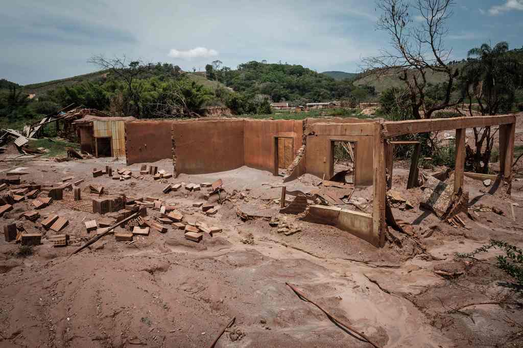 Picture taken on October 27, 2016, showing remains of houses damaged by the flood following the deadly collapse of the Samarco iron-ore mine dam last year, at the village of Paracatu de Baixo in Mariana of Minas Gerais State, Brazil. AFP / YASUYOSHI CHIBA