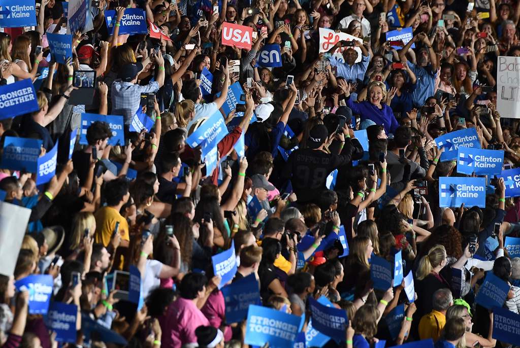 US Democratic presidential nominee Hillary Clinton (R-blue) waves at supporters during a campaign rally in Tempe, Arizona, on November 2, 2016. AFP / Jewel Samad