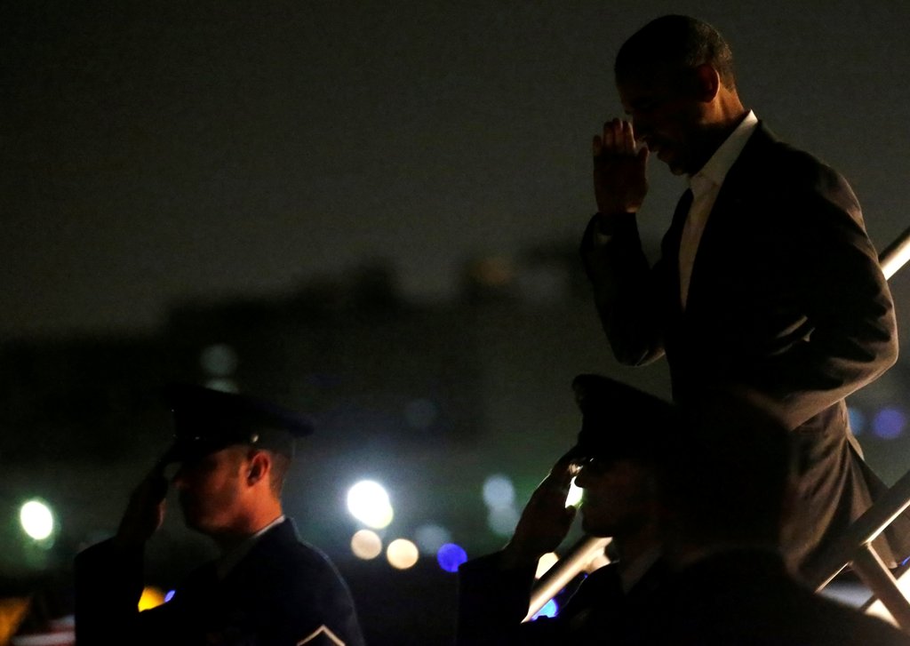 U.S. President Barack Obama arrives aboard Air Force One at Miami International Airport in Miami, Florida, U.S. November 2, 2016. REUTERS/Jonathan Ernst
