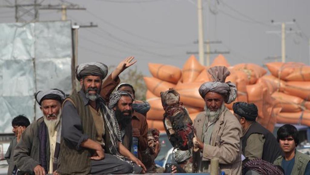 Graphic content : An Afghan man carries the dead body of a child (C) following a NATO coalition airstrike on the outskirts of Kunduz killing 30 Afghan civilians . (AFP Photo)