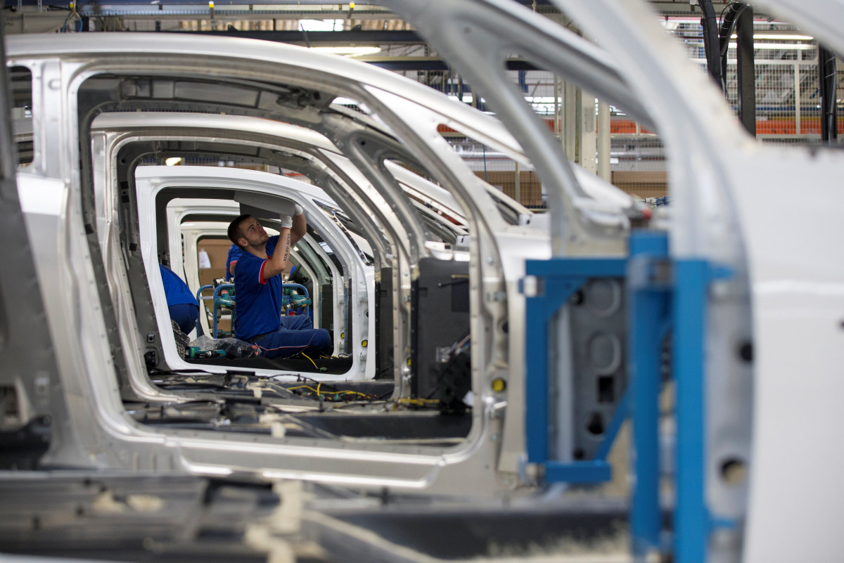 An employee works on the automobile assembly line of Bluecar electric city cars at Renault car maker factory in Dieppe, western France, September 1, 2015. REUTERS/Philippe Wojazer