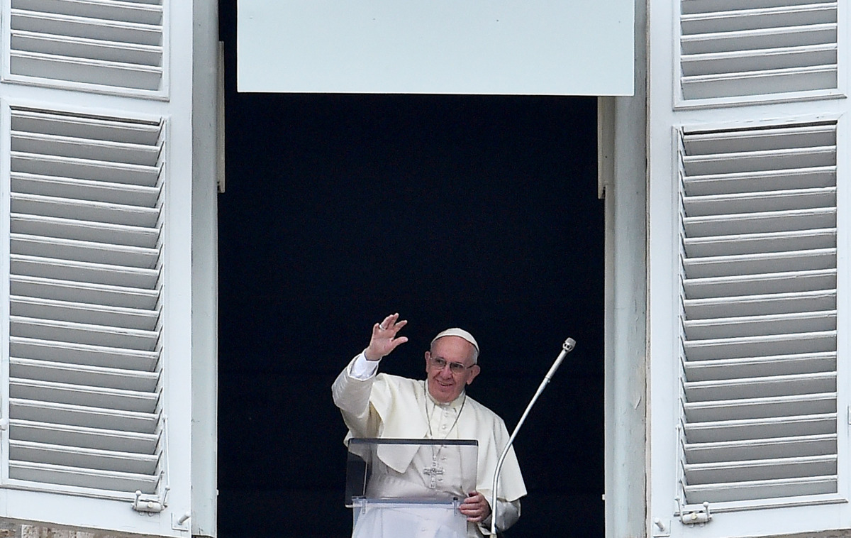 Pope Francis waves to pilgrims, gathered in St. Peter's square at Vatican, from the window of his appartment during his weekly general sunday audience on February 28, 2016. (AFP / VINCENZO PINTO) 