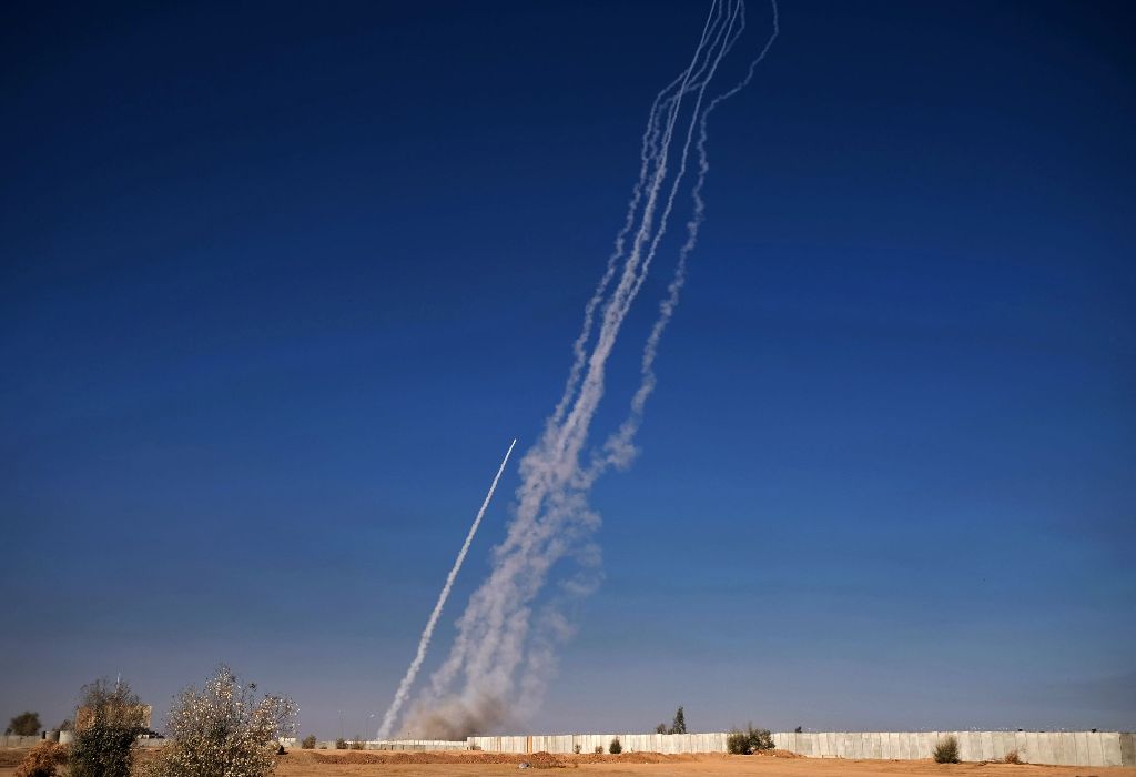 A picture taken on November 4, 2016, shows rockets being fired from the Qayyarah military base, south of Mosul, during an operation by Iraqi forces to retake the main hub city from the Islamic State (IS) group jihadists. / AFP / Ahmad MOUSA