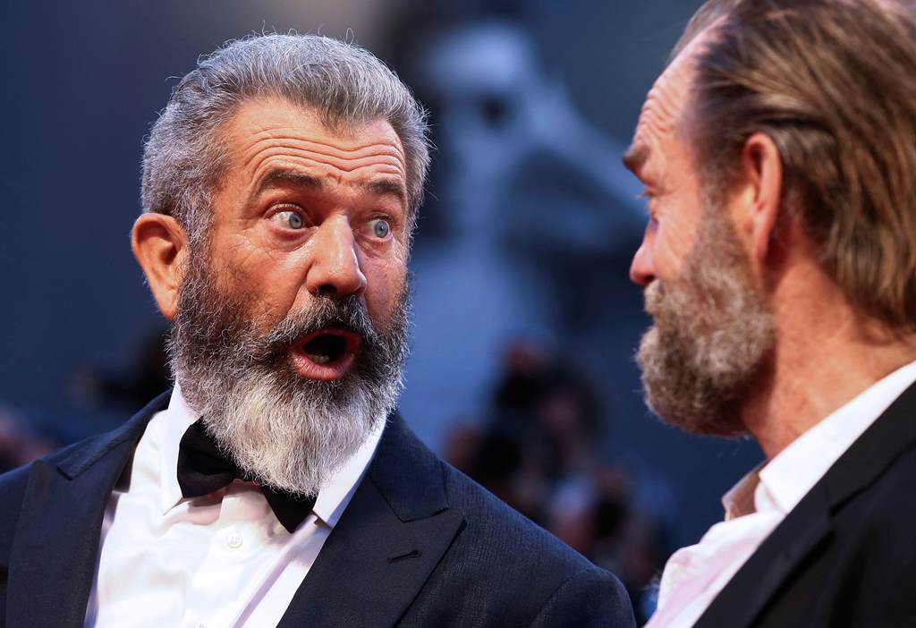 Director Mel Gibson (L) and actor Hugo Weaving attends the red carpet for the movie 