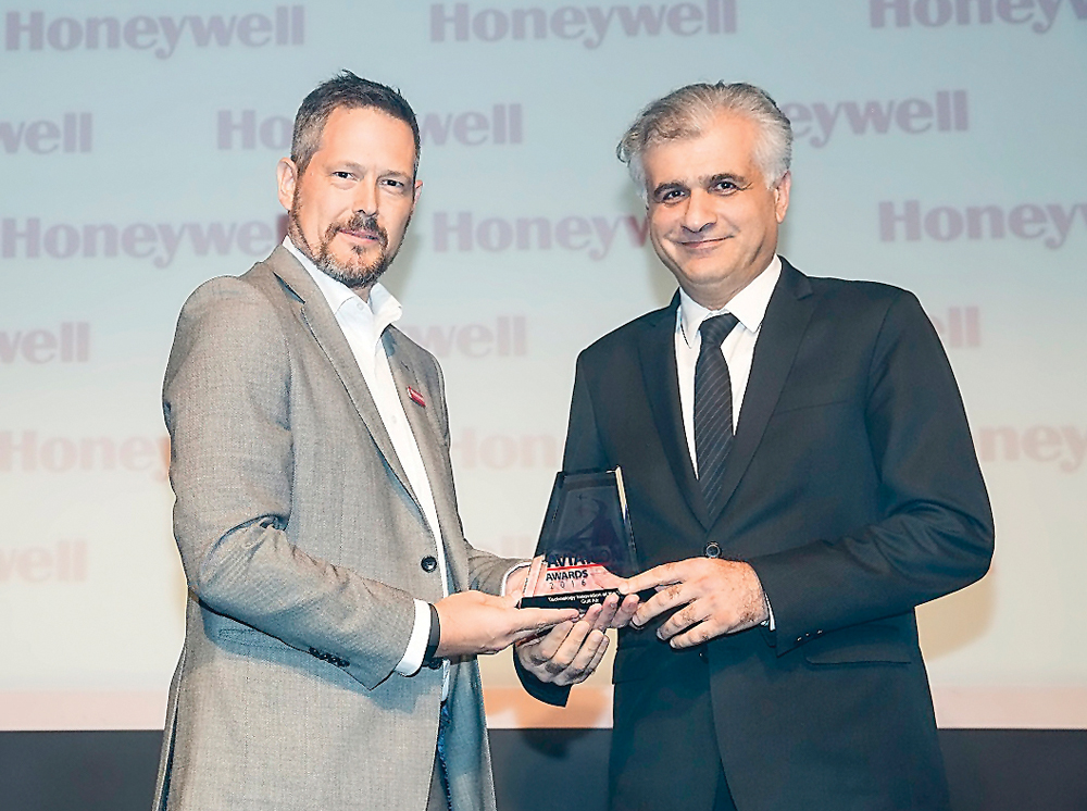 Gulf Air official receiving award.