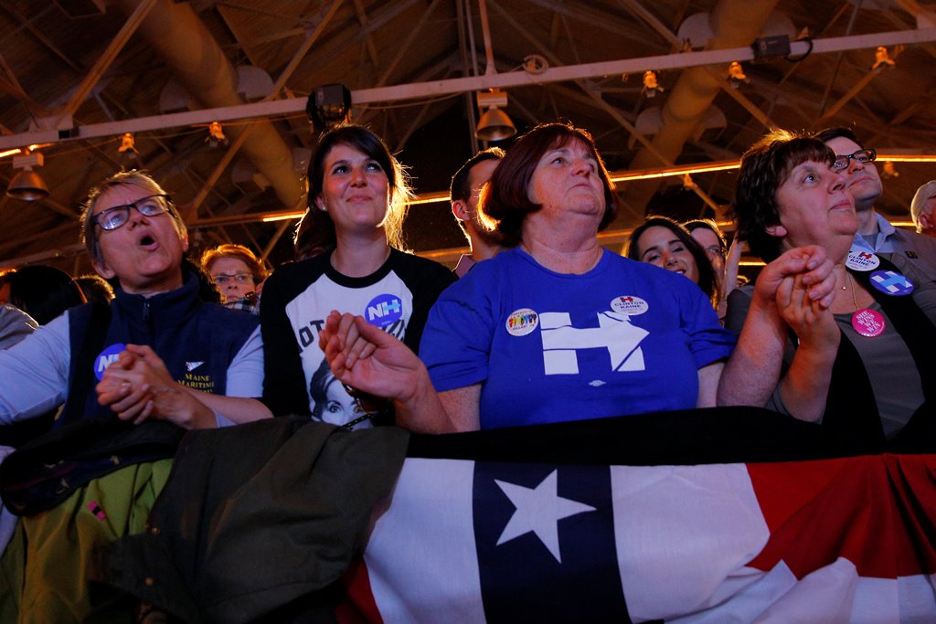Audience members listen as musician James Taylor performs at a campaign rally with U.S. Democratic presidential nominee Hillary Clinton in Manchester, New Hampshire, U.S. November 6, 2016. REUTERS/Brian Snyder
