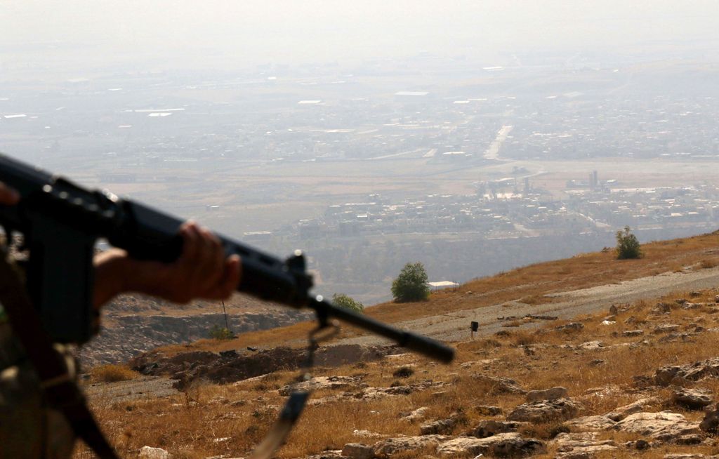 Kurdish member of the Freedom Party of Kurdistan (PAK) holds a position on November 6, 2016 in an area near the town of Bashiqa, some 25 kilometres north east of Mosul. / AFP / SAFIN HAMED
